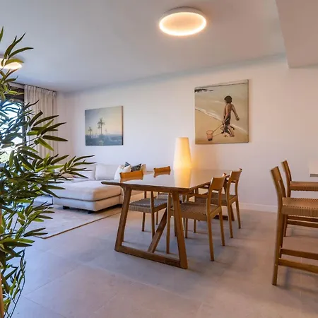Escape To In Sleek 2-bedroom Apartment *