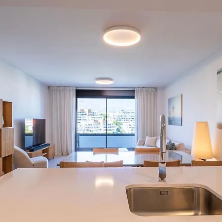 Escape To In Sleek 2-bedroom Apartment *